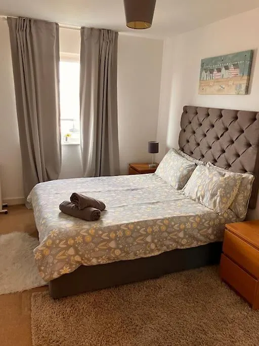 Cardiff Bay, City Centre Apartment 0*,