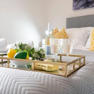  Apartment Century Central, Bay, Modern Chic 2br, Free Parking